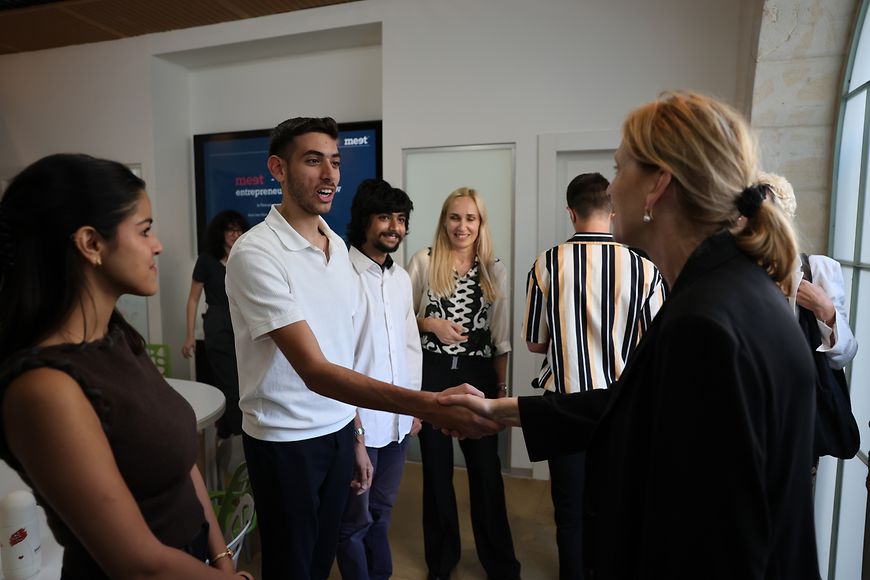 Karin Prien mit Teilnehmenden der Initiative MEET