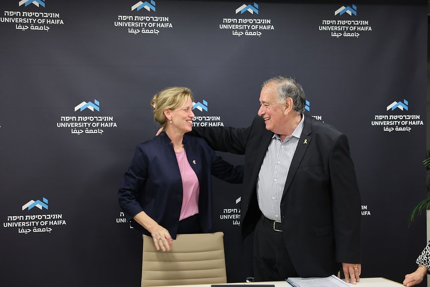 Karin Prien beim Gespräch Yona YAHAV