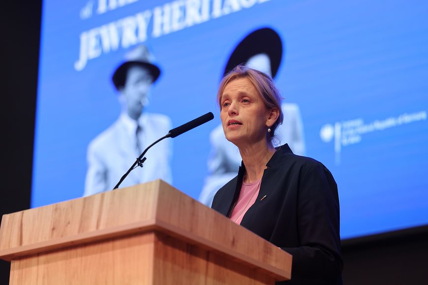 Karin Prien bei ihrer Eröffnungsrede auf dem Podium