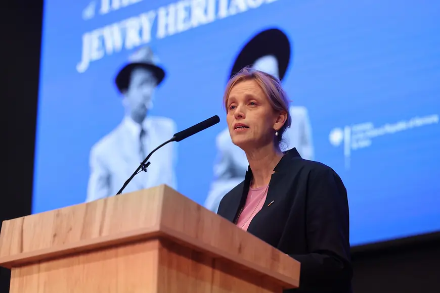Karin Prien bei ihrer Eröffnungsrede auf dem Podium