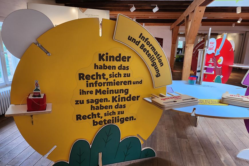 Einzelne Module der Ausstellung mit verschiedenen Aufschriften zu den Kinderrechten