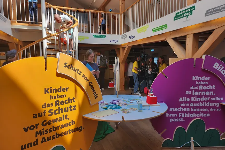 Einzelne Module der Ausstellung mit verschiedenen Aufschriften zu den Kinderrechten