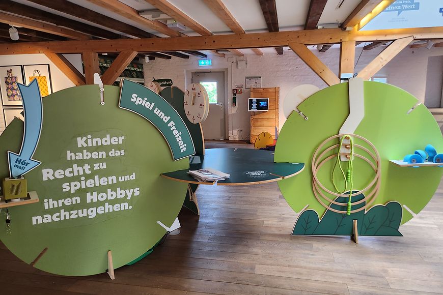 Einzelne Module der Ausstellung mit verschiedenen Aufschriften zu den Kinderrechten