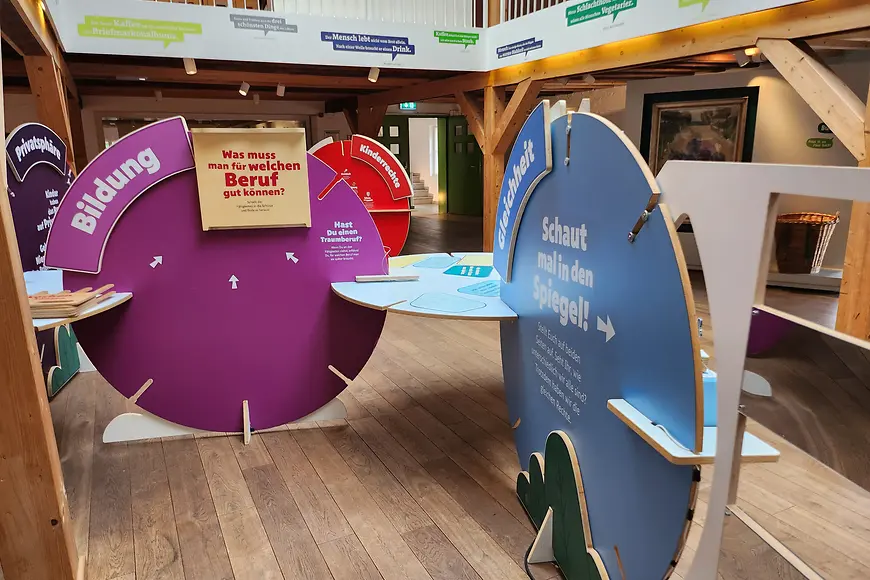 Einzelne Module der Ausstellung mit verschiedenen Aufschriften zu den Kinderrechten