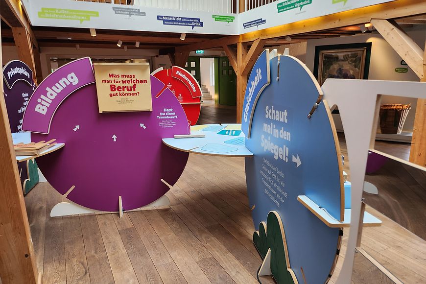 Einzelne Module der Ausstellung mit verschiedenen Aufschriften zu den Kinderrechten