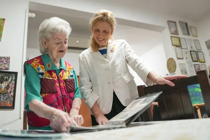 Karin Prien mit einer Adopt a Safta