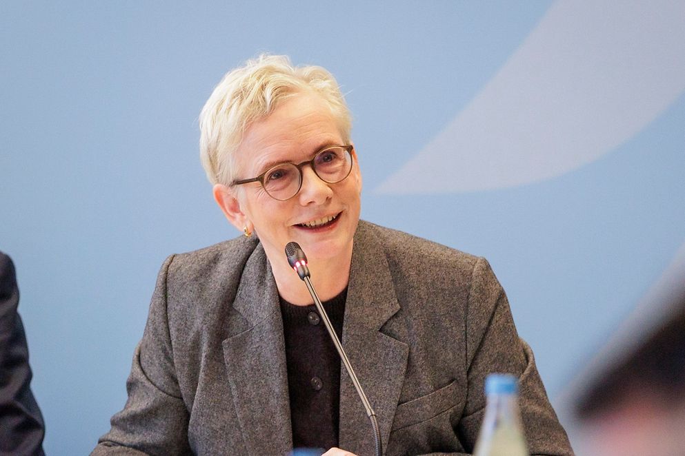 Dr. Petra Bahr sitzt an einem Tisch uns spricht in ein Mikrofon