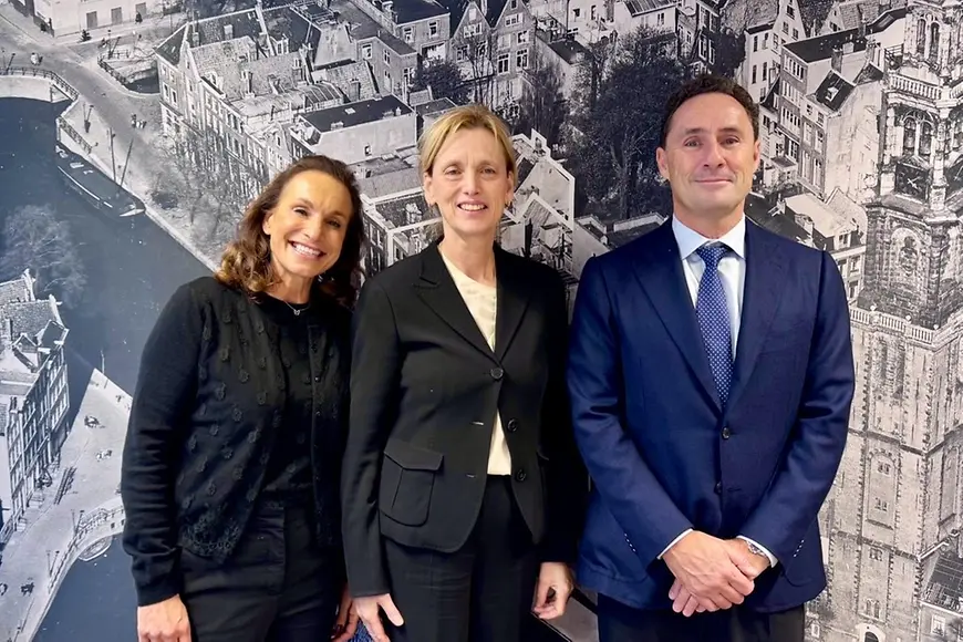 Karin Prien und Vertreter der Sportsverbände MACCABI Europa und MACCABI Niederlande