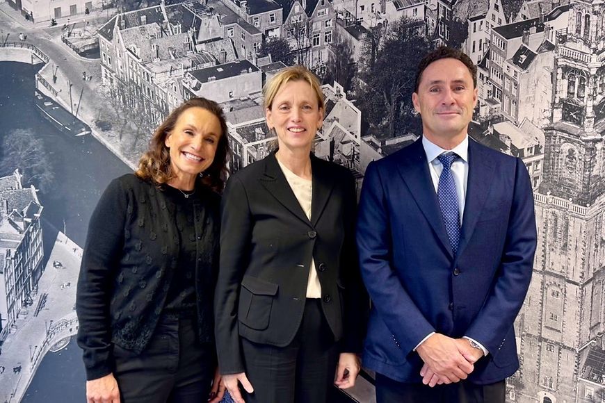 Karin Prien und Vertreter der Sportsverbände MACCABI Europa und MACCABI Niederlande