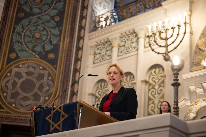 Karin Prien steht in einer Synagoge an einem Rednerpult