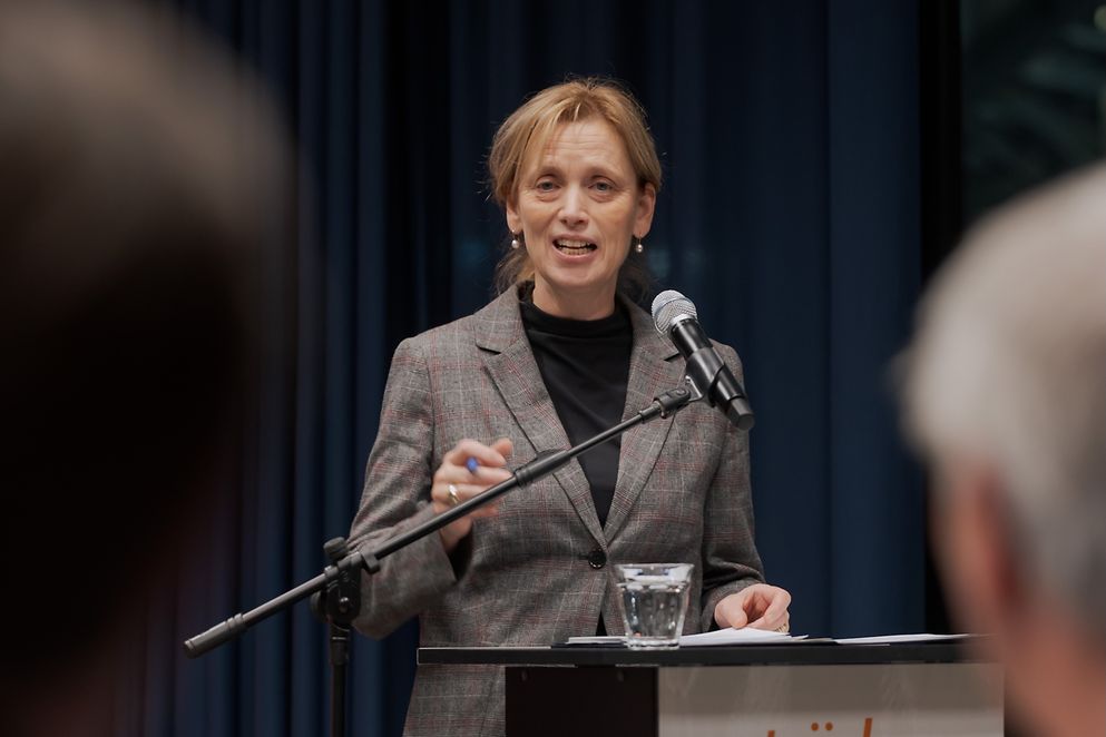 Karin Prien steht an einem Rednerpult