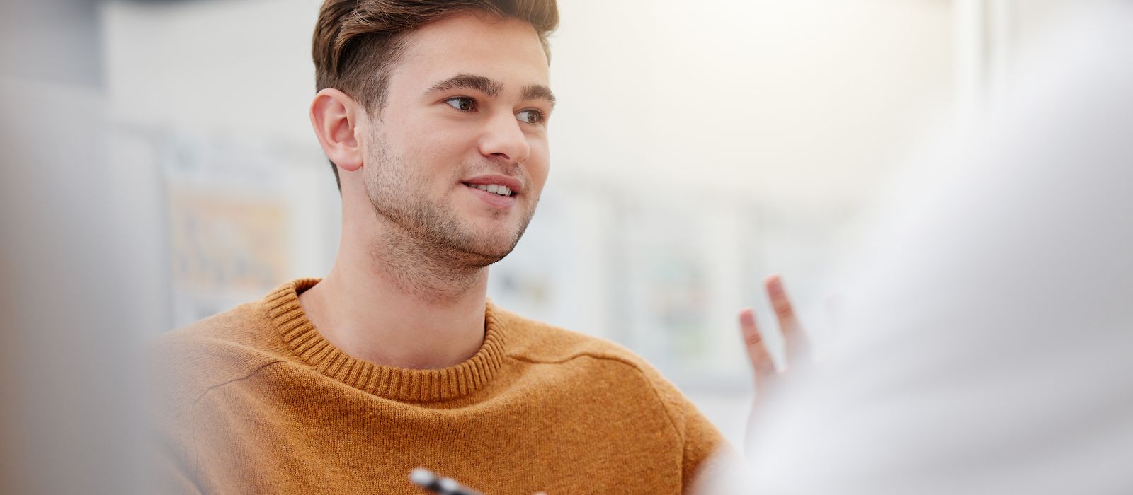Ein junger Mann mit einem Stift in der Hand