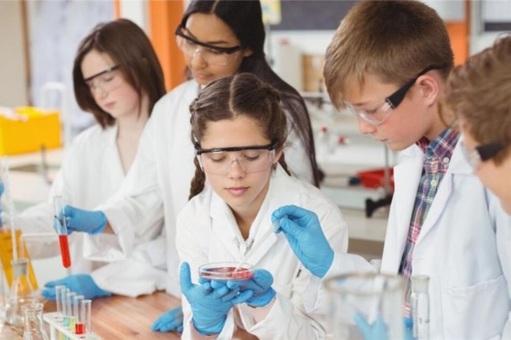 Schülerinnen und Schüler im Labor