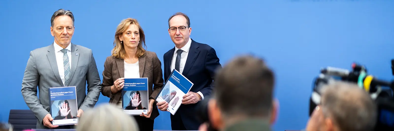 Karin Prien, Holger Münch und Alexander Dobrindt bei der Veröffentlichung der Lagebilder