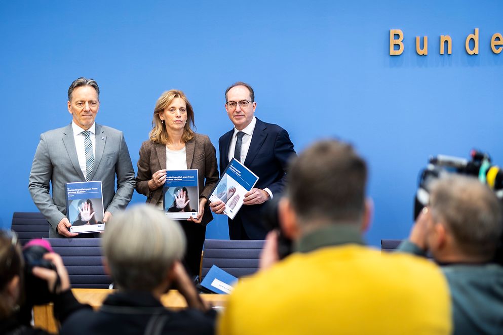 Karin Prien, Holger Münch und Alexander Dobrindt bei der Veröffentlichung der Lagebilder