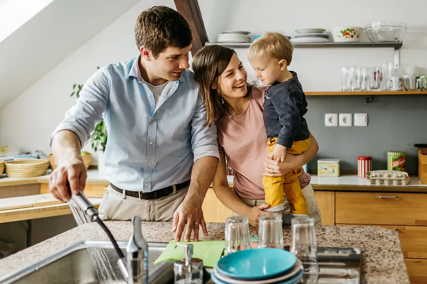 Eine Familie mit Kind in der Küche