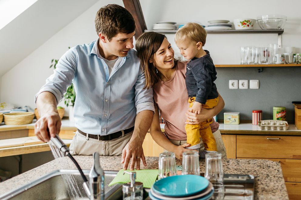 Eine Familie mit Kind in der Küche