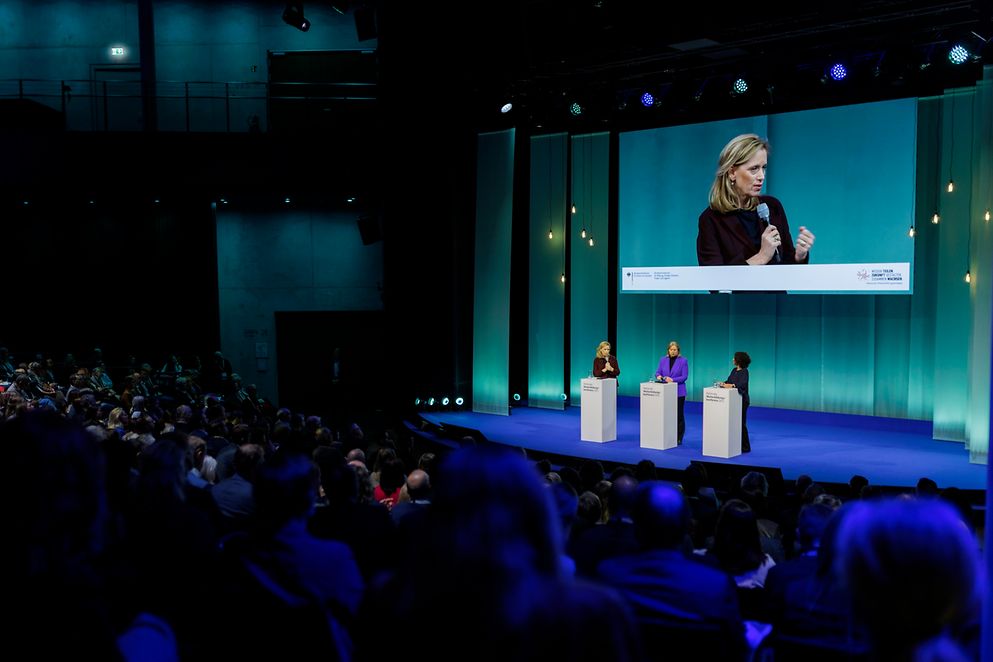 Karin Prien auf einem Panel bei der NWK