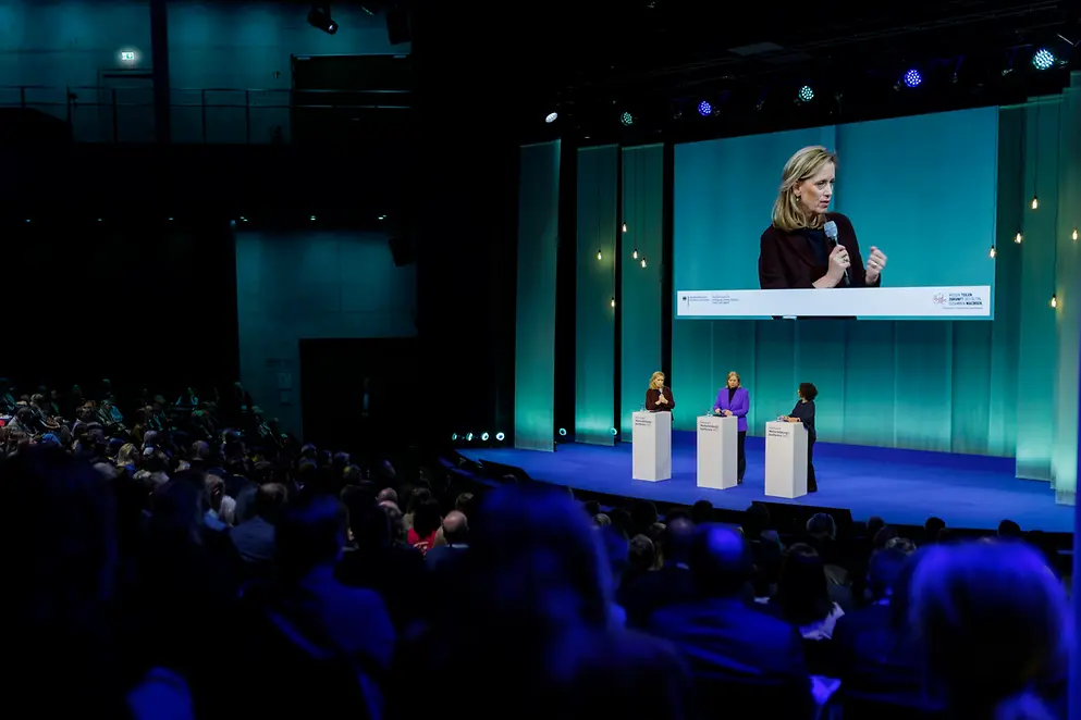 Karin Prien auf einem Panel bei der NWK