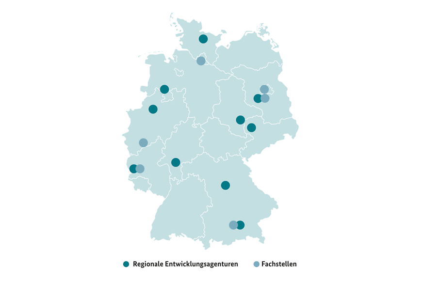 Grafik Deutschlandkarte mit hell- und dunkelblauen Punkten