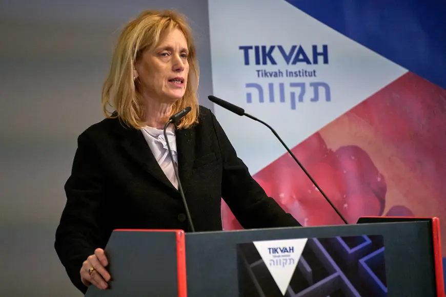 Karin Prien steht am Rednerpult