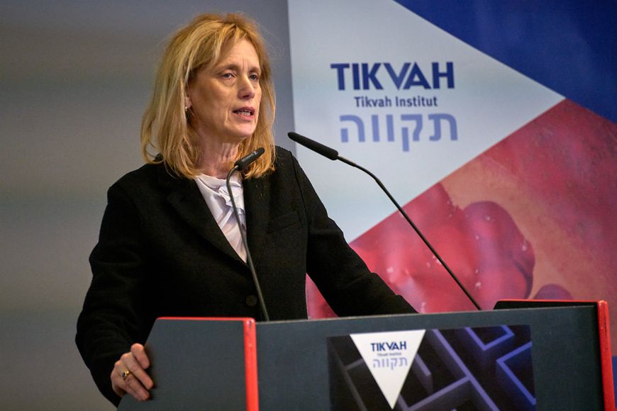 Karin Prien steht am Rednerpult