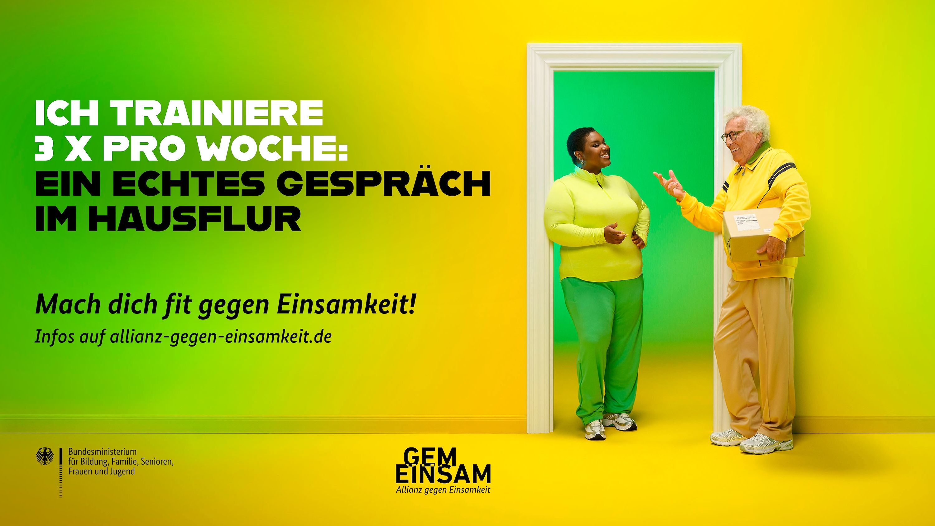 Ein alter Mann und eine Frau unterhalten sich an einer Wohnungstür