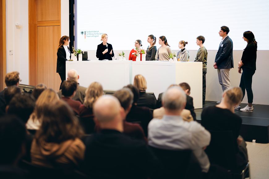 Karin Prien steht am Rednerpult