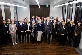 Karin Prien und Michael Brand mit den Leuten der Kommission