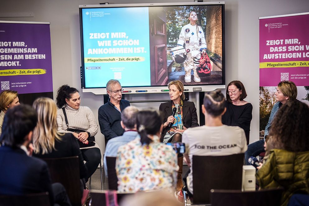 Podiumsdiskussion zur Kampagne. Karin Prien spricht ins Mikrofon, während weitere Podiumsgäste und das Publikum im Raum zuhören.