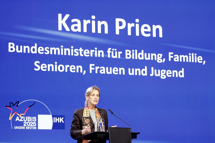 Karin Prien steht an einem Rednerpult