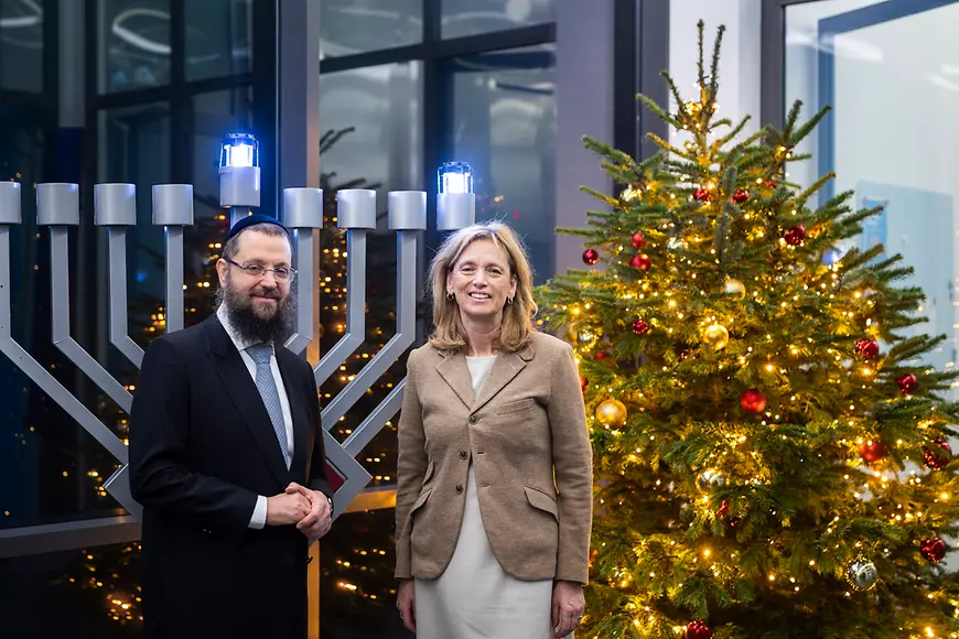 Karin Prien mit Rabbiner Yehuda Teichtal