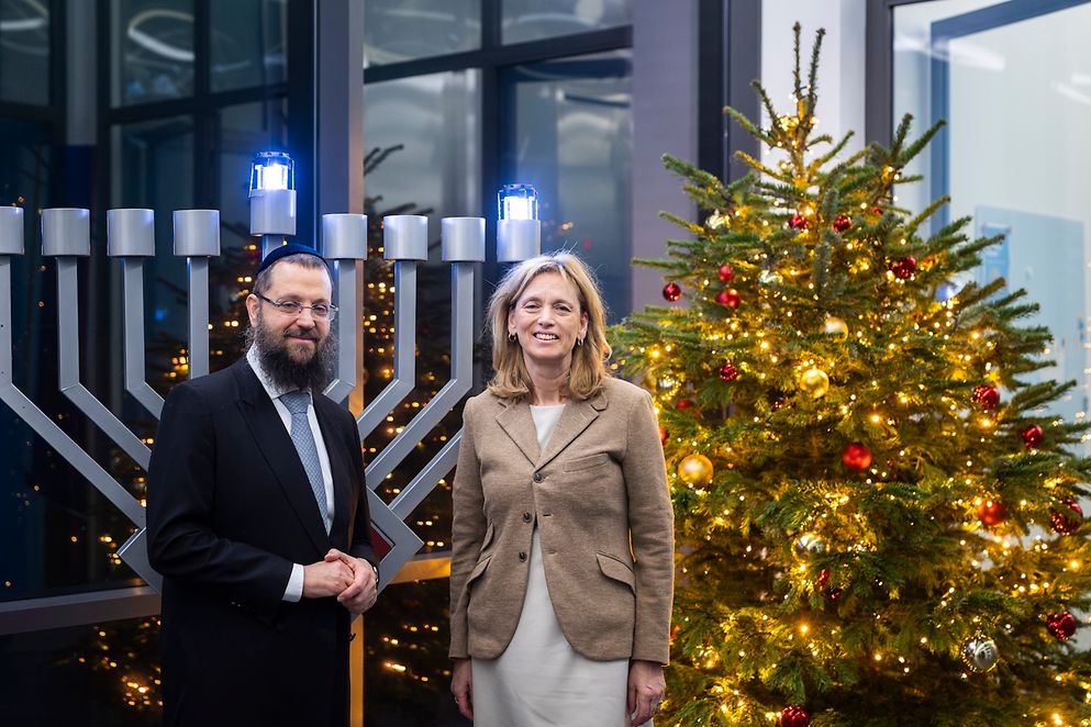 Karin Prien mit Rabbiner Yehuda Teichtal