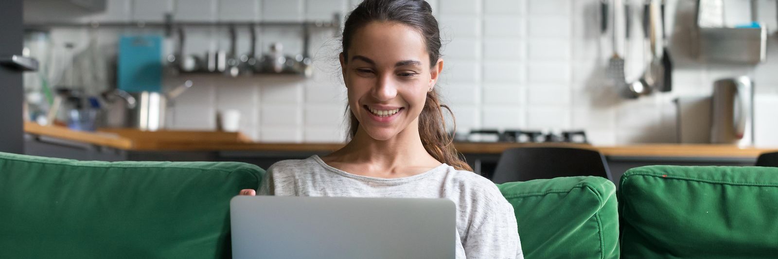 Mädchen mit Laptop auf einer Courch