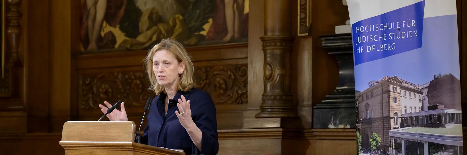 Karin Prien steht an einem Rednerpult