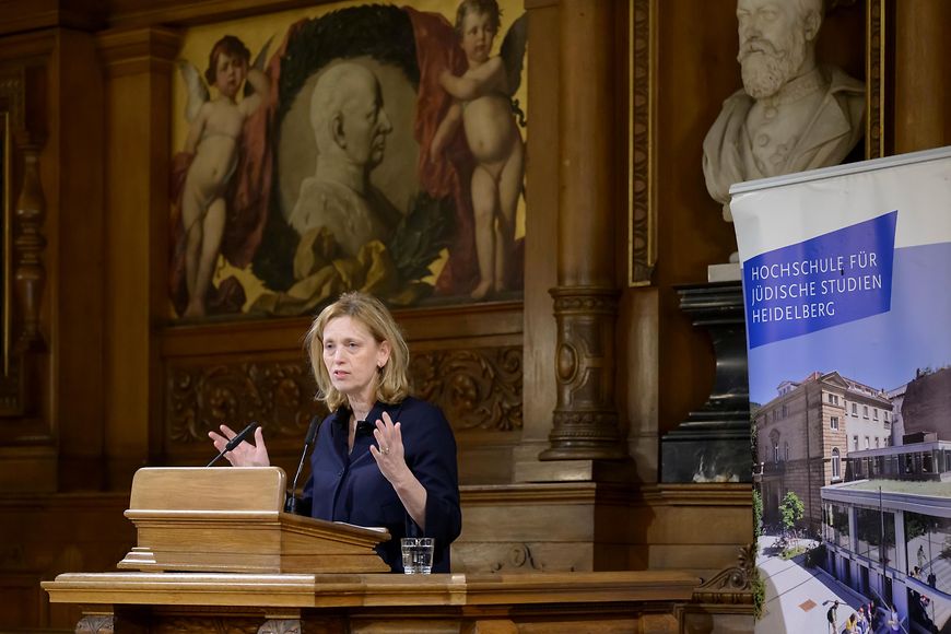 Karin Prien steht an einem Rednerpult