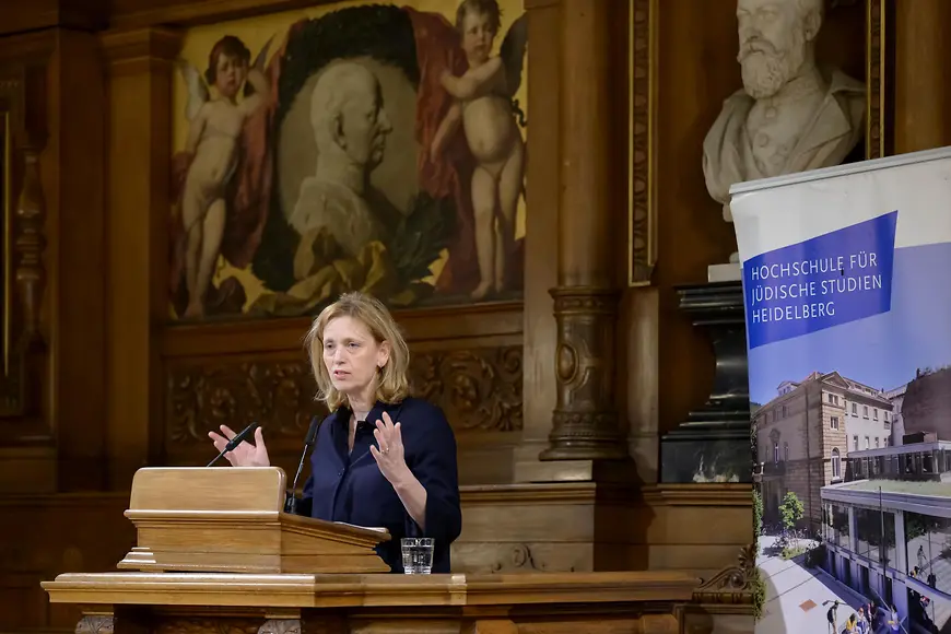 Karin Prien steht an einem Rednerpult