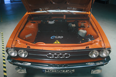 Eine geöffnete Motorhaube mit Blick auf den Innenraum