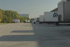 Ansicht eines großen, gepflasterten Parkplatzes einer Spedition