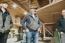 Drei männliche Zimmerer in einer Holzwerkstatt