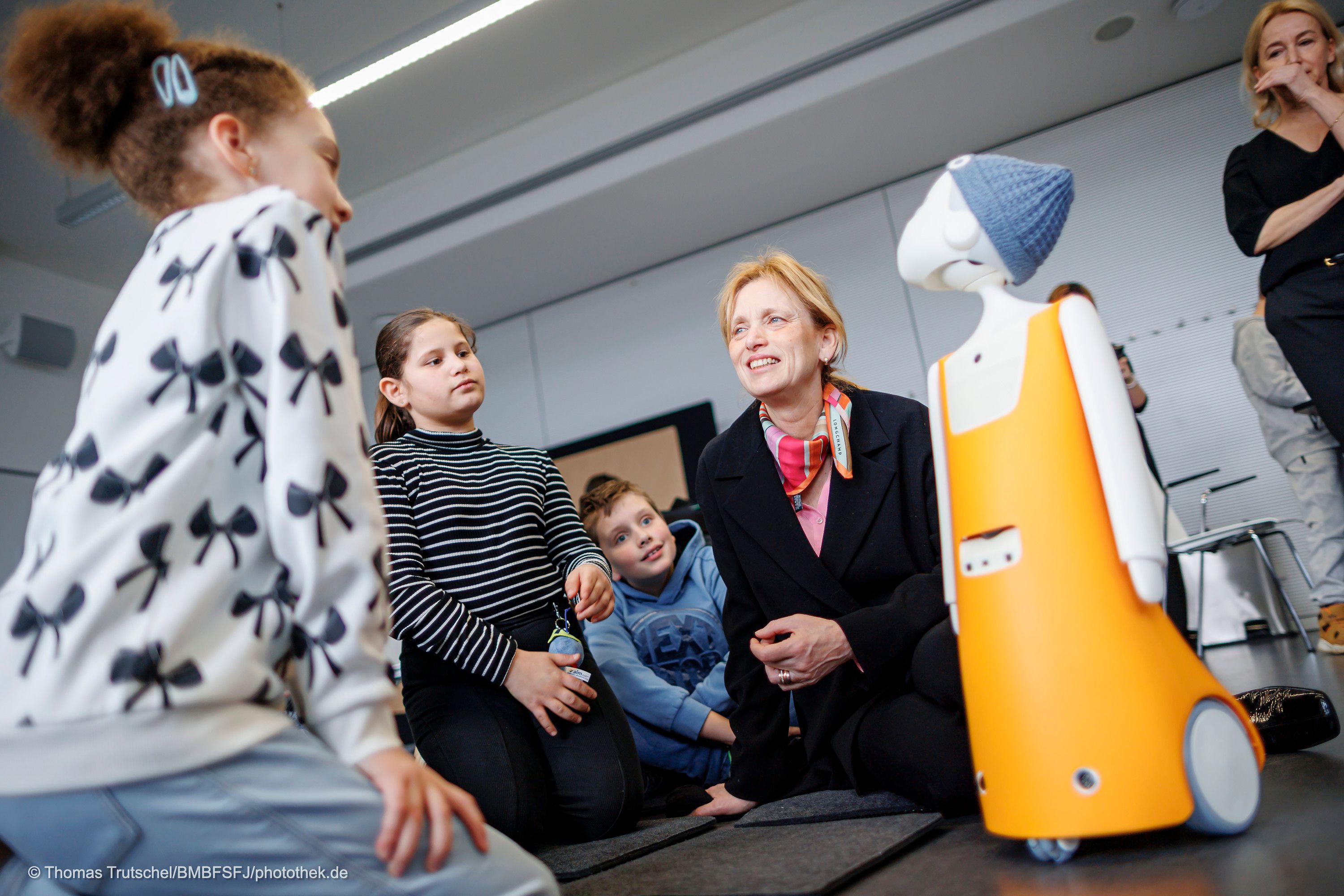 Karin Prien mit Kindern und dem Roboter NAVEL