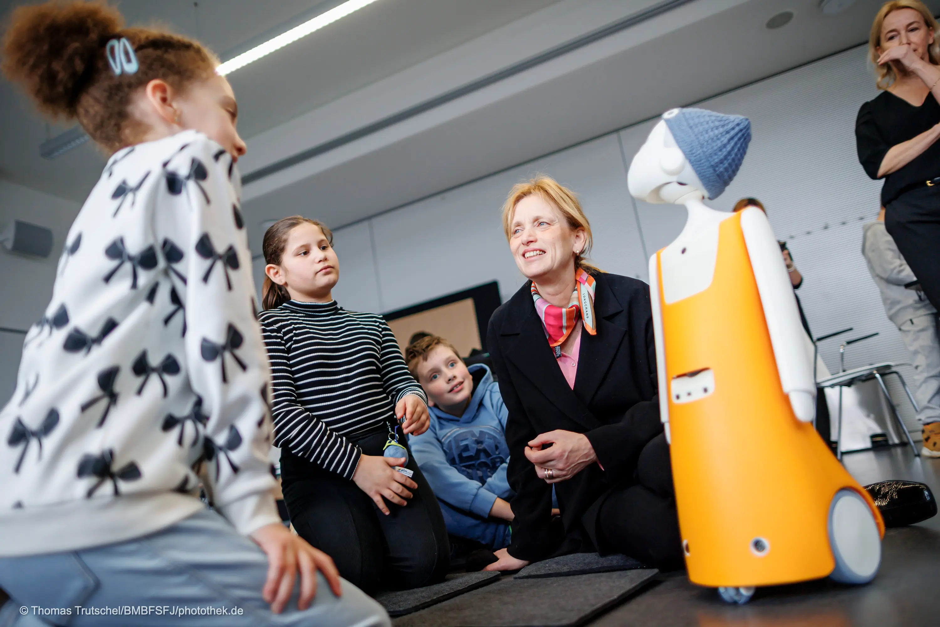 Karin Prien mit Kindern und dem Roboter NAVEL