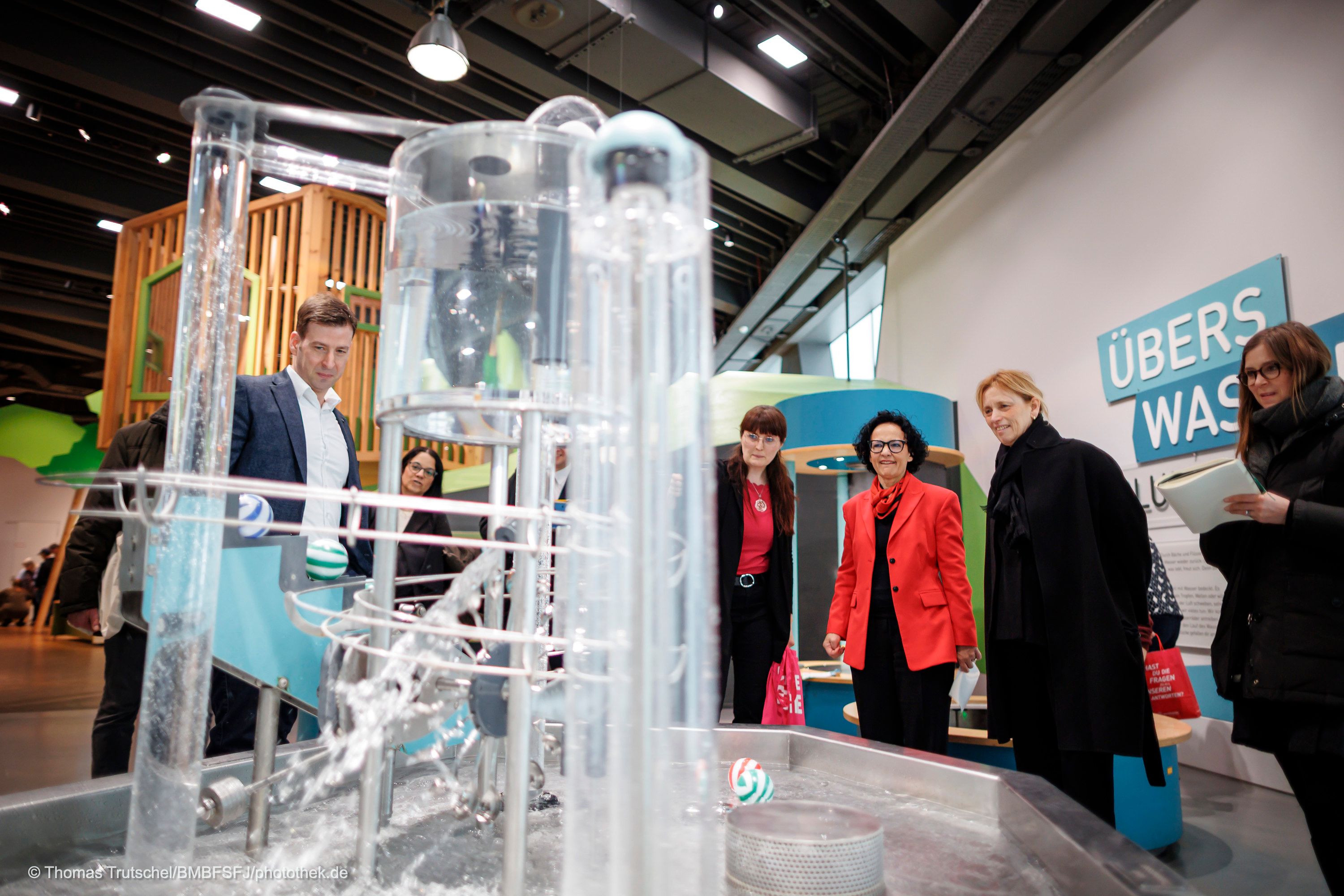 Karin Prien zusammen mit anderen Menschen vor einem Exponat auf der experimenta