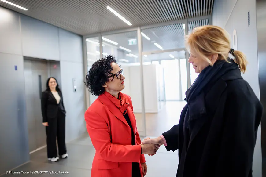Karin Prien und Bärbel Renner schütteln sich die Hand