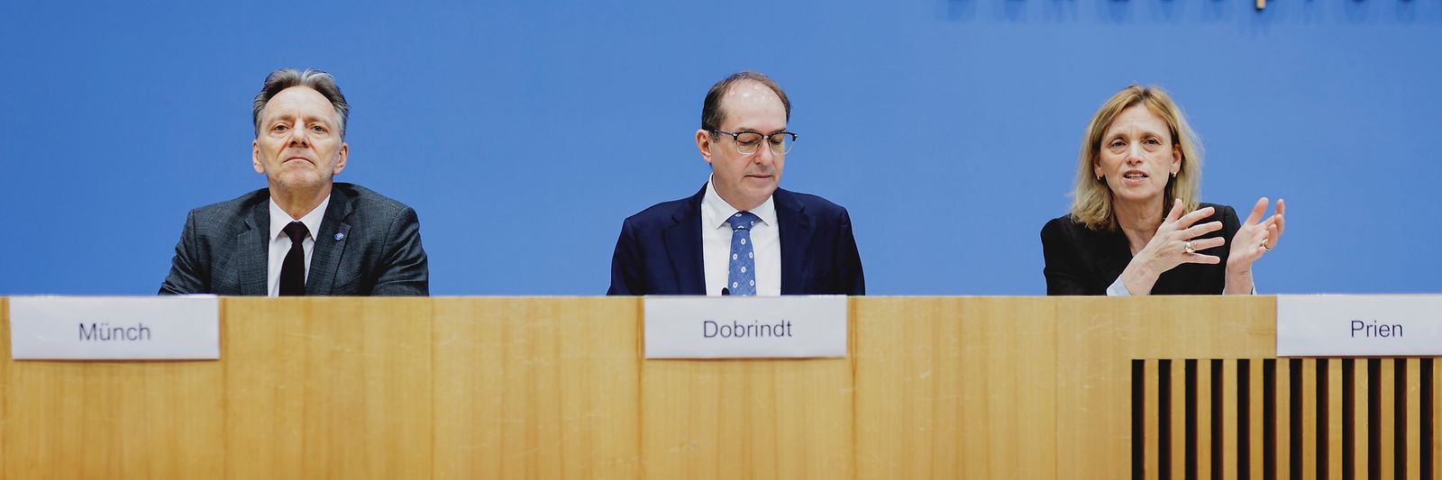 Karin Prien, Alexander Dobrindt und Holger Münch bei der Bundespressekonferenz