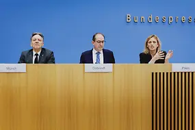 Karin Prien, Alexander Dobrindt und Holger Münch bei der Bundespressekonferenz