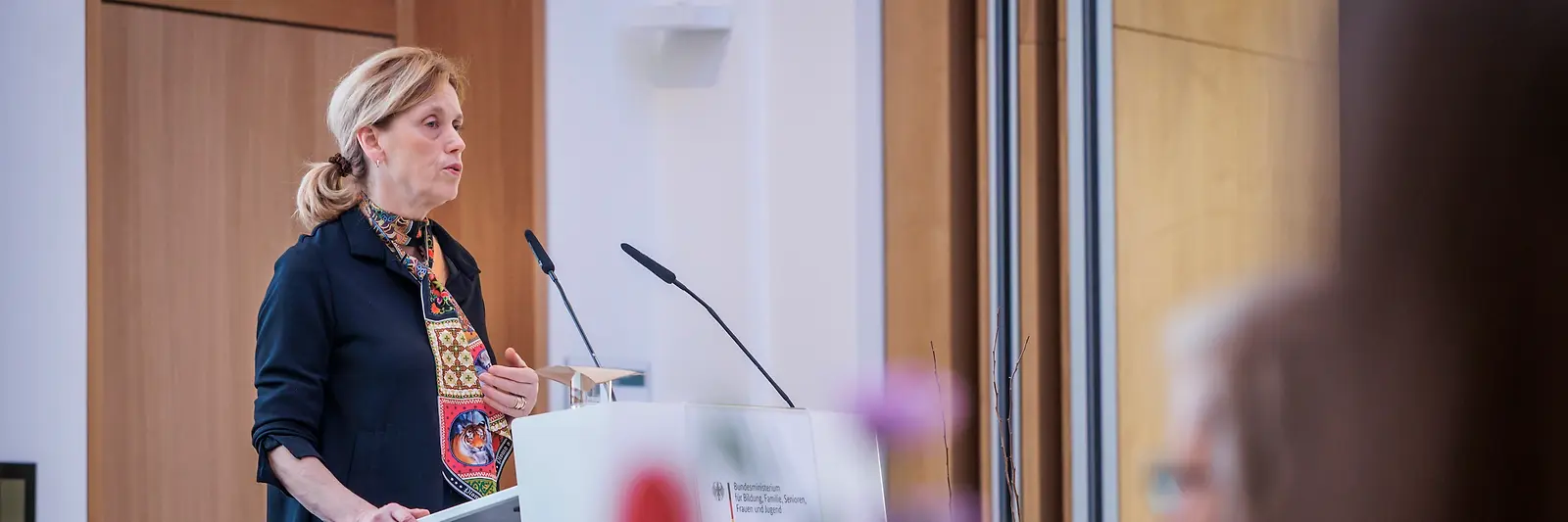 Karin Prien spricht vor Publikum beim Frauentags-Vernetzungstreffen 