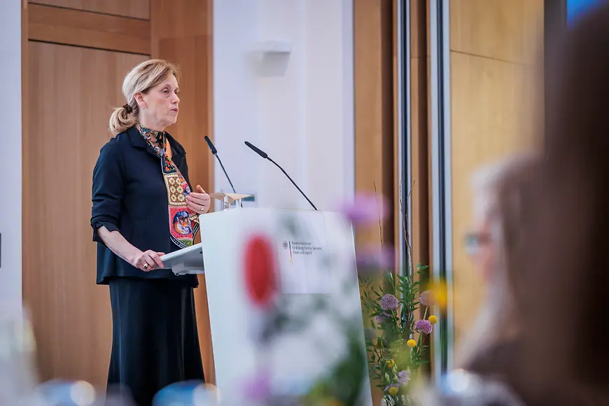 Karin Prien spricht vor Publikum beim Frauentags-Vernetzungstreffen 