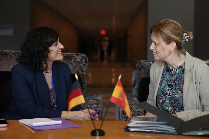 Karin Prien im Interview vor dem UN-Hauptgebäude in New York