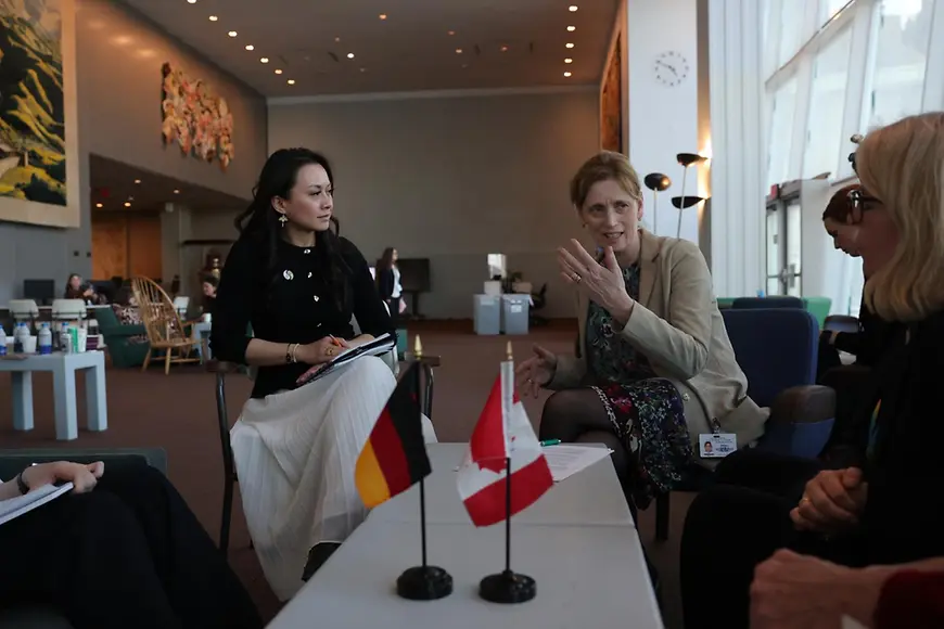 Karin Prien beim Gespräch mit Rechie Valdez